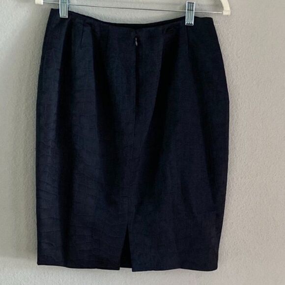 Ellen Tracy Dark blue pencil skirt, embossed on fabric size 4P - Picture 8 of 10